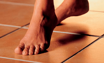 walking barefoot as the cause of the appearance of the fungus on the skin of the feet